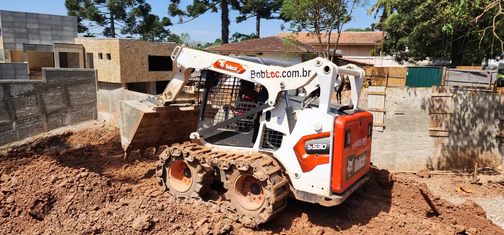 Terraplanagem de jardim com Bobcat em Curitiba