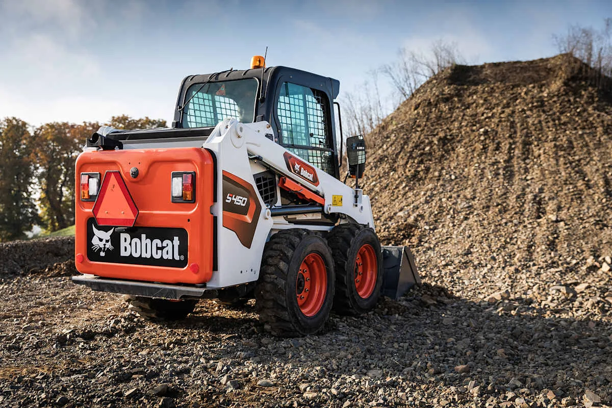 Bobcat para obra residencial em Curitiba