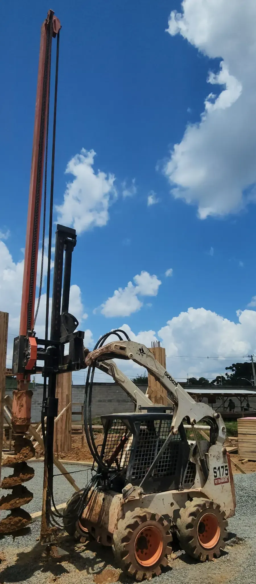 Carregadeira Bobcat S130 branca com torre laranja HSL para perfuratriz de 10 metros em Curitiba